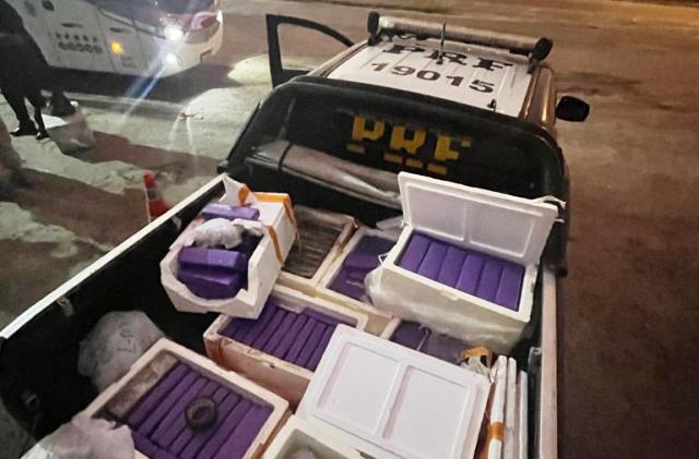 PRF apreende carga com mais de 100kg de drogas em ônibus com destino a Euclides da Cunha