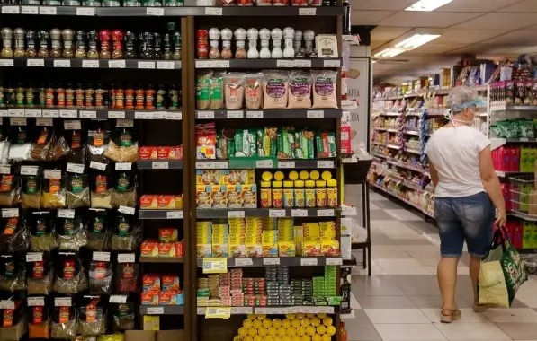Brasil tem deflação de 0,08% em junho, com queda puxada por preços de alimentação, bebidas e transportes