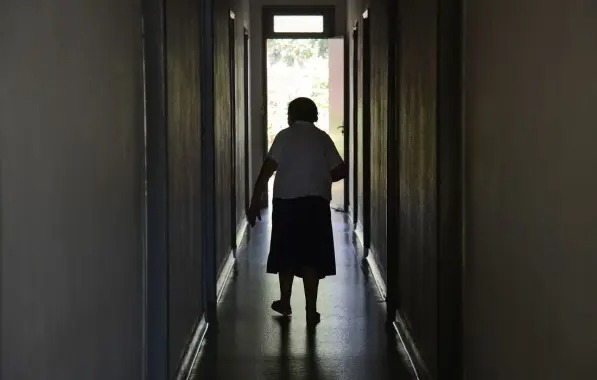 Droga em teste contra Alzheimer reduz em até 60% a progressão da doença, revela estudo
