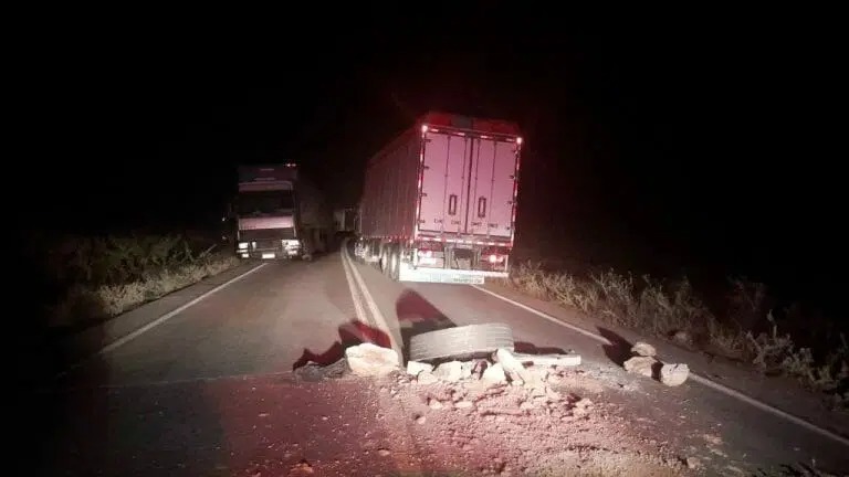 Abaré, BA: Criminosos montam barricada na BR 116 e assaltam caminhoneiro