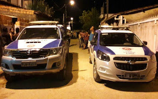 Mulher e criança de 5 anos são mantidas reféns dentro de casa por homem que fugia da polícia na BA