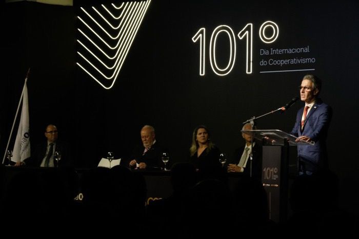 Governador recebe medalha considerada a mais alta comenda do cooperativismo mineiro