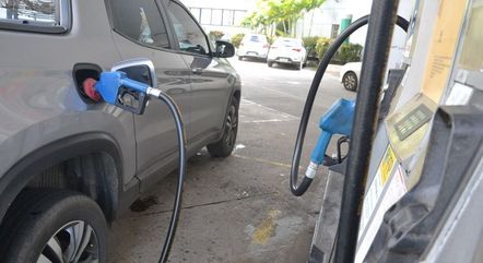 Preço médio da gasolina recua pela quarta semana nos postos, e o do diesel sobe