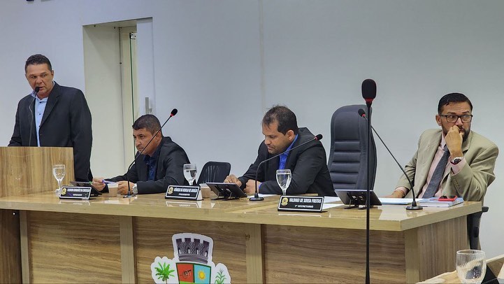 Comunidade Questiona Vereadores sobre Saneamento na Rua Santos Dumont durante Sessão Ordinária