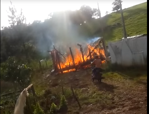 Após desconfiar de suposta traição da esposa, homem de moto se joga em casa pegando fogo
