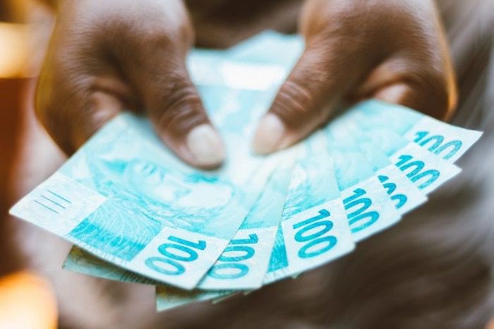 Sancionada lei que reajusta salário mínimo e amplia faixa de isenção do Imposto de Renda