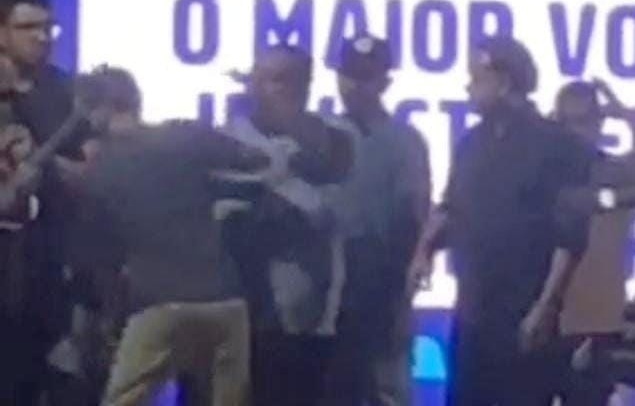 Locutor na BA denuncia agressão de segurança do prefeito de Uauá; vídeo mostra homem ao receber tapa no rosto em cima de palco