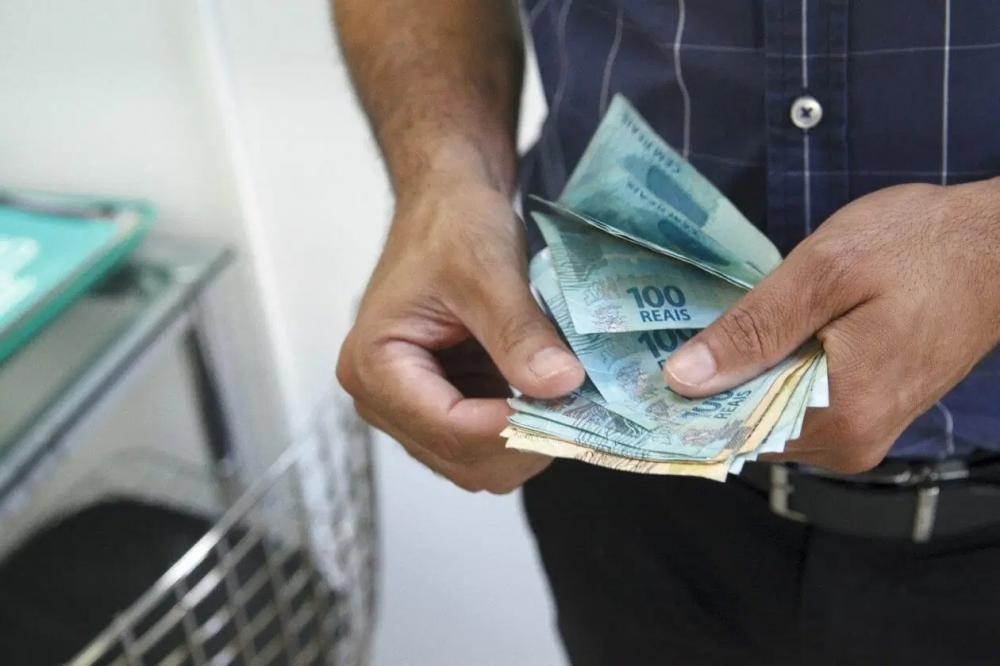 Lei orçamentária prevê salário mínimo de R$ 1.421 em 2024