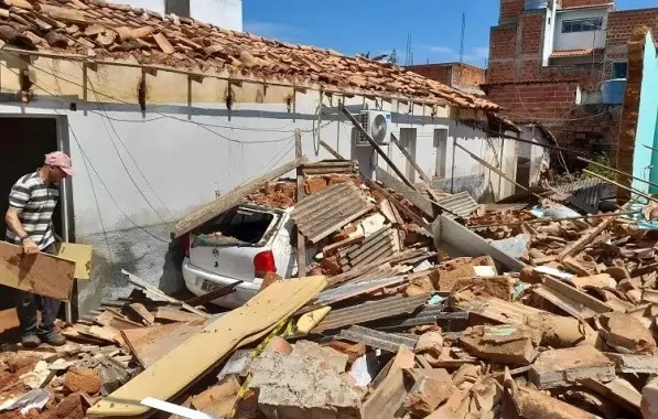 Em temporal no Sudoeste baiano, motorista retira mãe e avós minutos antes de casa desabar