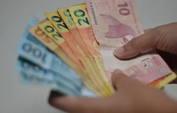 Brasileiro mais escolarizado vê renda desabar e cai na informalidade