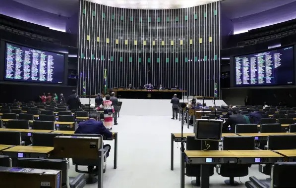 Câmara aprova urgência de projeto do Desenrola e que limita rotativo do cartão