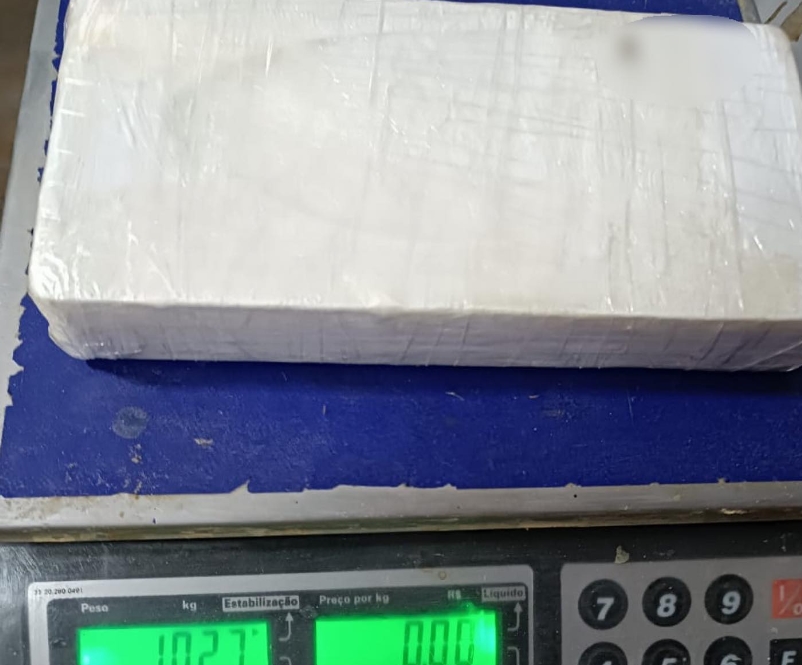 Polícia apreende uma menor com um quilo de cocaína pura no município de Uauá-BA