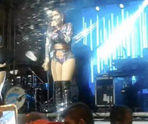 Público joga bebida em Anitta após show com três músicas