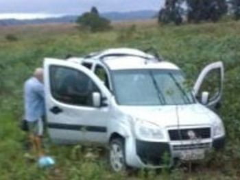 Homem encapuzado rouba carro da prefeitura, sequestra passageiros e capota carro na Bahia