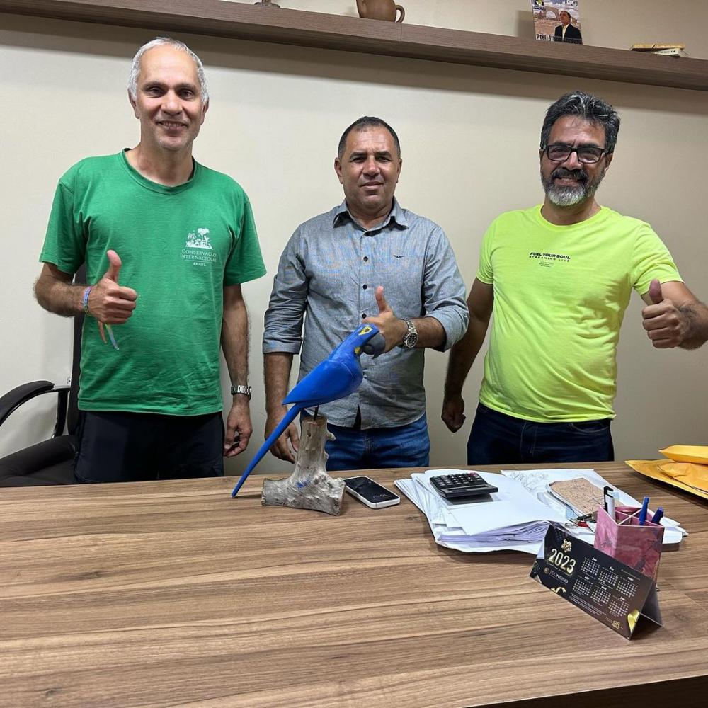 Parceria Sustentável: Prefeitura de Canudos e Fundações Unem-se para Conservação da Arara-azul-de-lear
