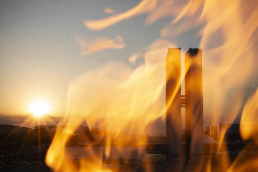 Pegando fogo! Nova onda de calor deve atingir o Brasil em outubro