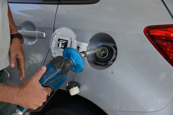 Preço da gasolina diminui e do diesel aumenta para distribuidoras