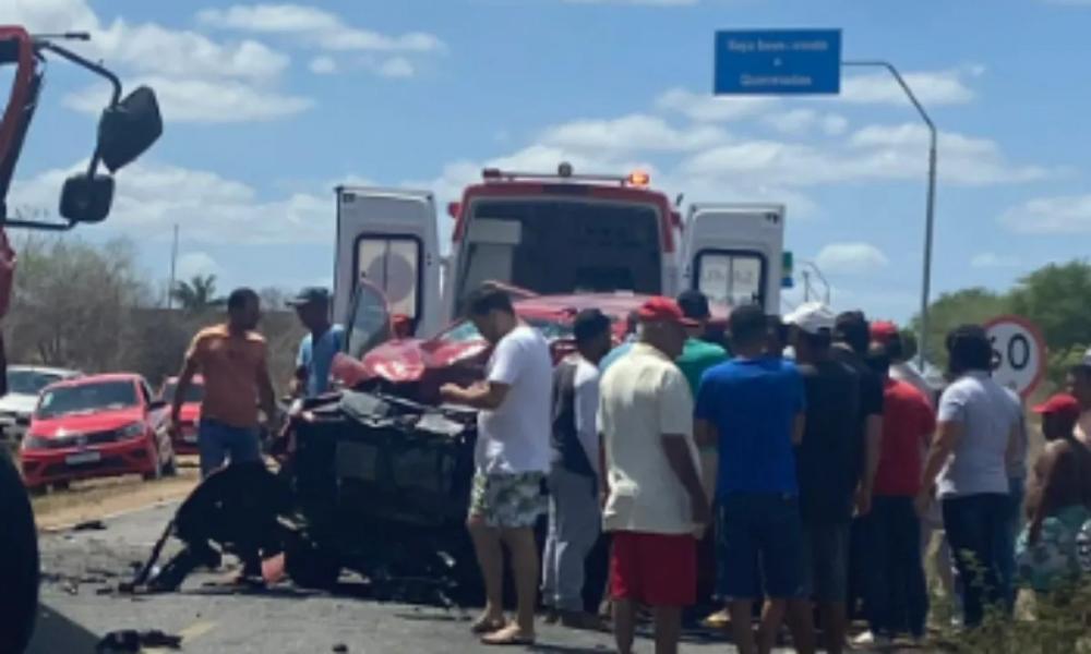 Idoso fica ferido após colisão entre caminhão e Hilux