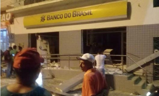 Bandidos explodem mais um banco na Bahia
