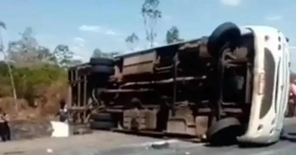Mulher morre e 12 pessoas ficam feridas em acidente como micro-ônibus na Bahia