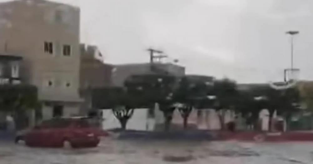 Chuva forte alaga ruas e causa transtornos em cidade do Sudoeste baiano