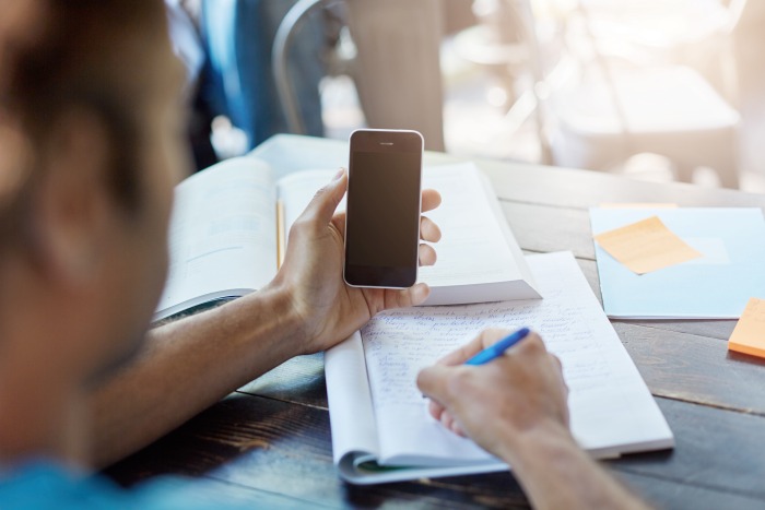 Professores reivindicam protocolos para uso de celulares em sala de aula