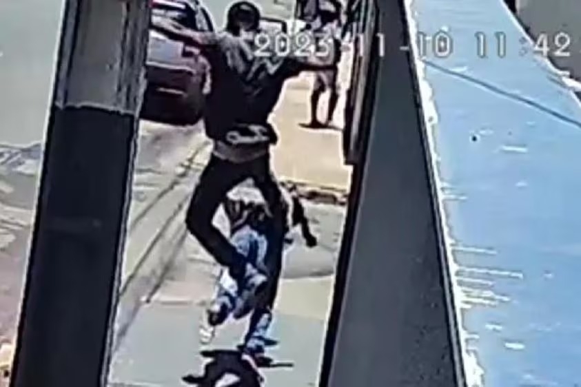 Jovem mata idoso com uma ‘voadora’ por ciúmes da namorada; entenda o caso