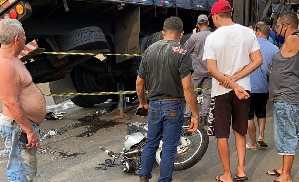 Acidente fatal na Bahia: Menina de 6 anos morre após colisão de moto e caminhão; A criança estava com os pais na na moto