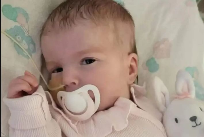Justiça autoriza desligamento de aparelhos de bebê com doença rara e incurável