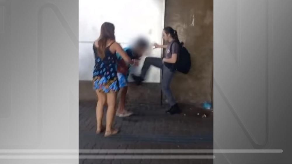 Policial militar se recusa a ajudar e chuta jovem negro ameaçado por homem armado em SP