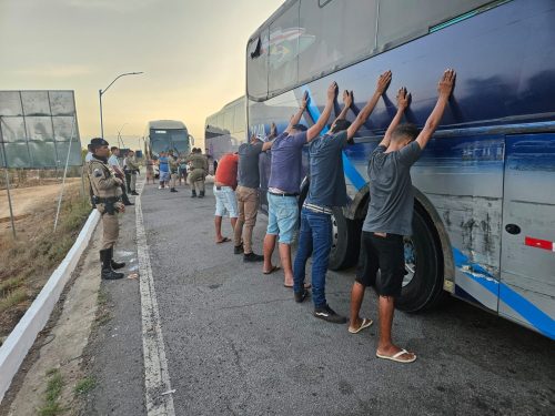 5º BPM realiza abordagens preventivas em ônibus de linha