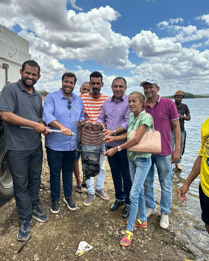 A Prefeitura Municipal de Canudos realizou na última terça-feira, 21 de novembro, a soltura de 120 mil peixes no Açude