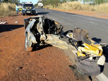 Acidente na BR-135 deixa um morto e dois feridos na Bahia; carro ficou destruído
