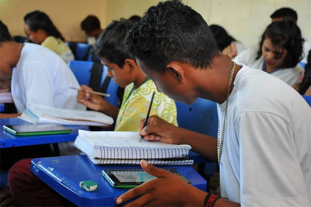 Alunos beneficiários do Bolsa Família devem receber R$ 167 por mês, e poupança de R$ 3 mil, estuda governo