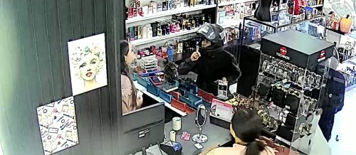 Bandidos assaltam perfumaria em Cansanção-BA