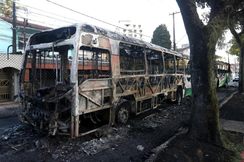 Santos amanhece com cenário de destruição e CT pichado após rebaixamento inédito do clube da Vila Belmiro