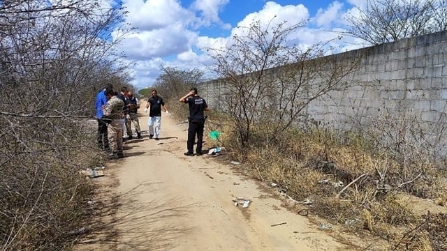 Ataque brutal: Mulher é alvejada com cerca de 30 tiros na Bahia