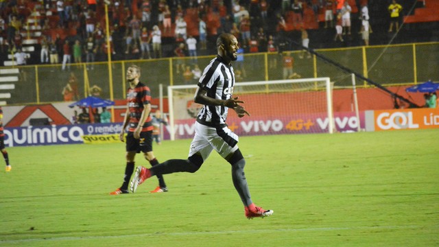 Botafogo abre boa vantagem, mas Vitória busca empate no Barradão