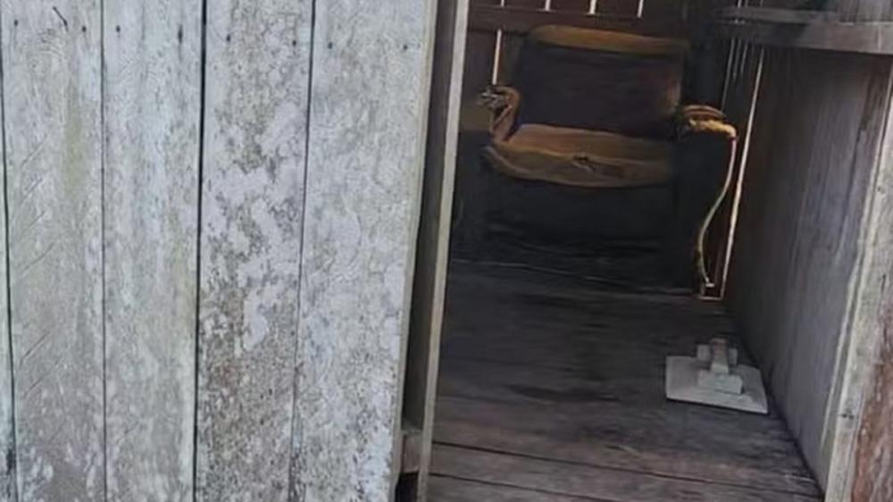 Pai e madrasta detidos acusados de manter criança de 10 anos trancada em uma casa de cachorro e sem comida; entenda o caso