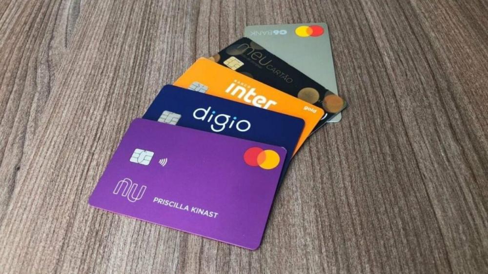 Novas normas para juros de cartão de crédito iniciam hoje no Brasil; Confira as mudanças