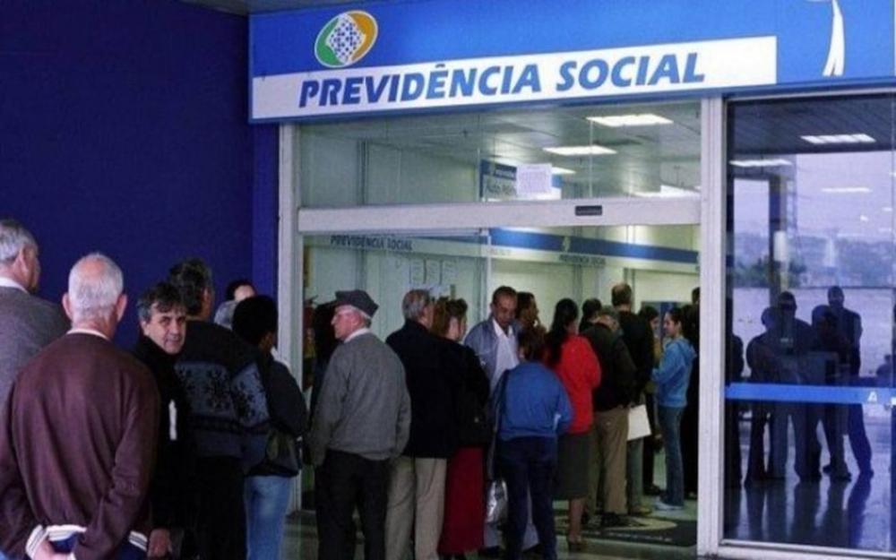 Ministro Carlos Lupi declara que fila do INSS “nunca vai acabar” e estabelece meta para 2024