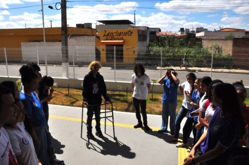 Superação: Estudante cadeirante volta a caminhar com auxílio de andador após tratamentos