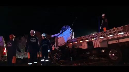 Colisão entre ônibus de turismo e caminhão deixam 25 pessoas mortas no norte da Bahia
