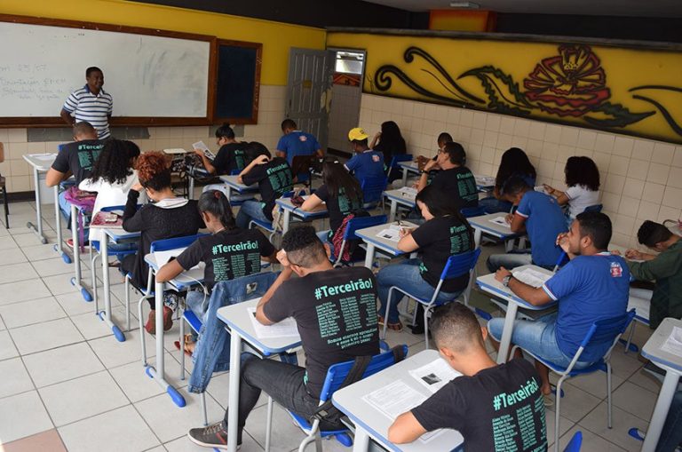 Bolsas para alunos do ensino médio devem iniciar em março, anuncia Ministro da Educação