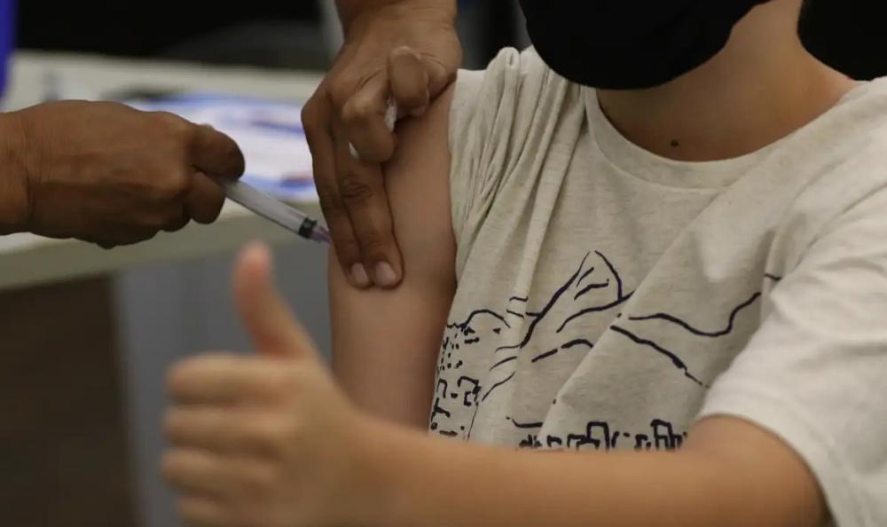 Covid: Vacina é segura para crianças e adolescentes, diz estudo