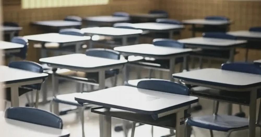 Poupança para alunos do ensino médio é boa ideia, mas não garante fim da evasão, dizem especialistas