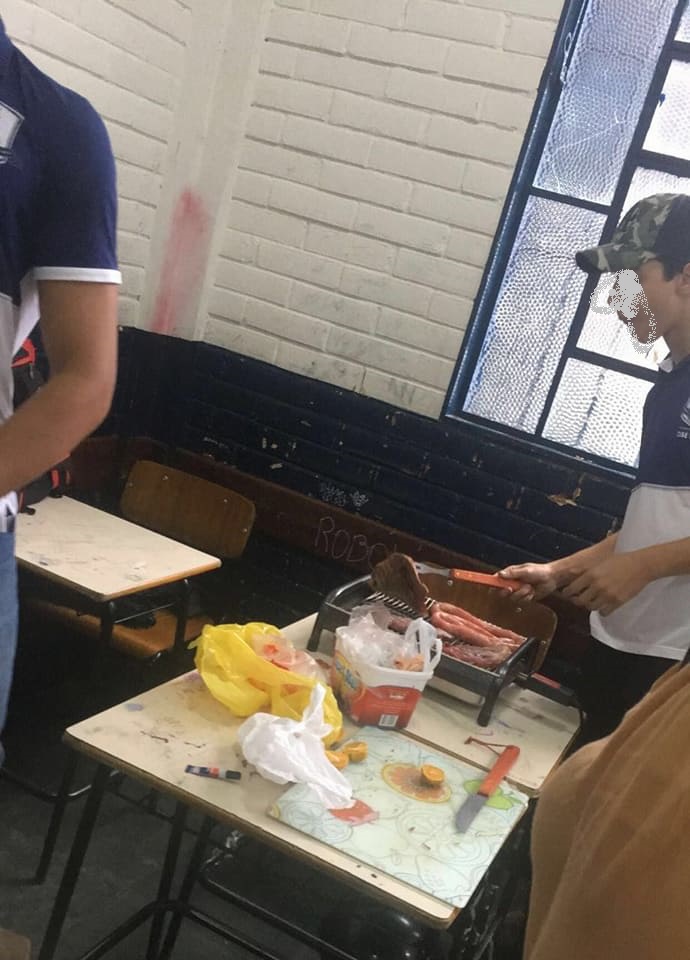 Jovens são advertidos após churrasco em plena sala de aula