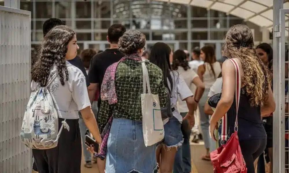 Saiba quais são os requisitos específicos para estudantes do ensino médio receberem o incentivo financeiro do programa Pé-de-Meia