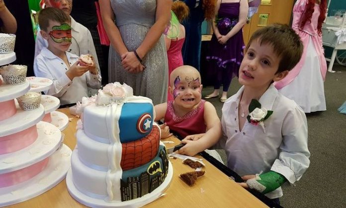 Garotinha de 5 anos com câncer terminal realiza o sonho de se casar com melhor amigo