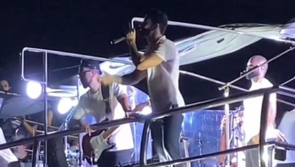 Cantor Gusttavo Lima compra todas as bebidas de vendedor ambulante no valor de R$5 mil e distribui para os foliões; veja vídeo